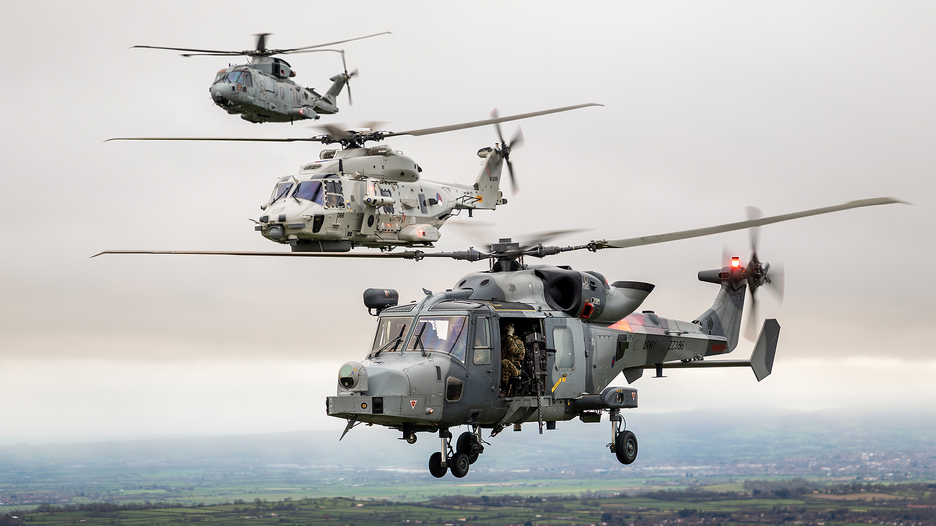 イギリス海軍 チャレンジ Triple alliance: Helicopter crews warm up together before heading